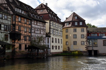 Obraz premium Fachwerkhäuser an einem Kanal in Straßburg