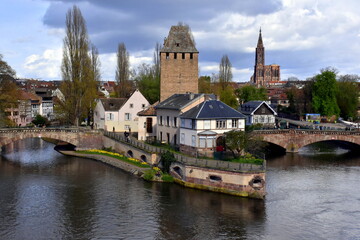 Obraz premium Barage Vauban in Straßburg unter Wolken