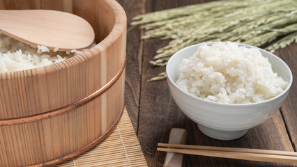 日本の食事｜茶碗に盛られたご飯と木製おひつと稲穂