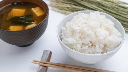 日本の食事｜おいしそうなご飯と味噌汁と収穫した稲穂