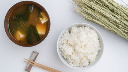 日本の食事｜おいしそうなご飯と味噌汁と収穫した稲穂