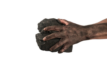 Kawałki węgla trzymane w brudnych rękach mężczyzny.