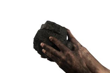 Kawałki węgla trzymane w brudnych rękach mężczyzny.