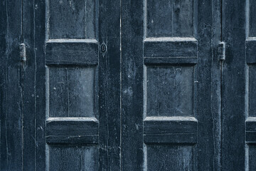 Puerta con texturas del paso del tiempo en un pueblo