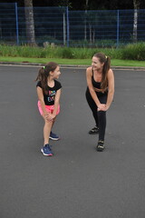 mãe e filha fazendo exercicios no parque 