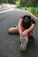menina se alongando em parque, alongamento para exercicio na natureza 