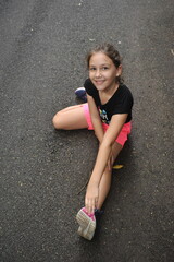 menina se alongando em parque, alongamento para exercicio na natureza 