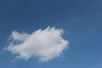Naklejka na ściany i meble 푸른하늘에 떠다니는 하얀구름 한점