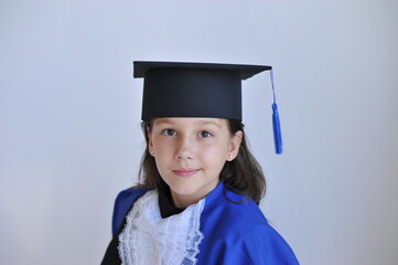 menina feliz em formatura graduação infantil em fundo branco 