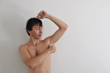 homem passando desodorante anti transpirante 