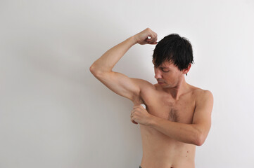 homem passando desodorante anti transpirante 