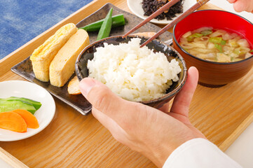 健康的な和食を食べる男性の手元