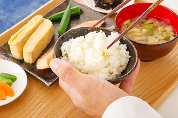 健康的な和食を食べる男性の手元