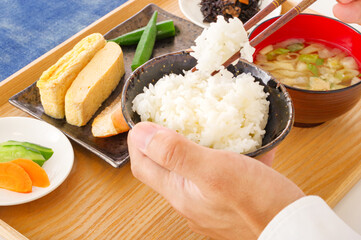 健康的な和食を食べる男性の手元