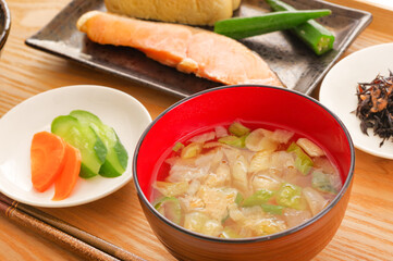 健康的な和食のみそ汁と主菜