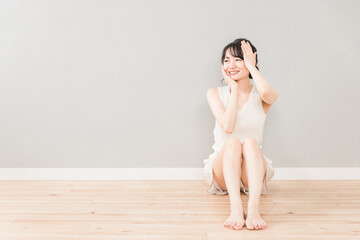 美容・スキンケアイメージの肌を触るアジア人女性
