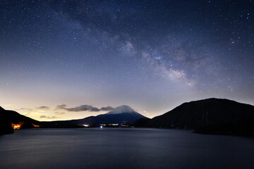 雪が残る深夜の富士山に天の川が輝く