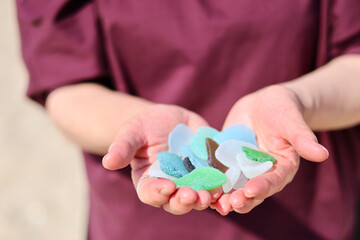 トイプードルを連れて女子キャンプ　青い海・美しいビーチでのんびり島キャンプ　キャンプ料理や愛犬と休日を楽しむ女性　海の見えるキャンプ