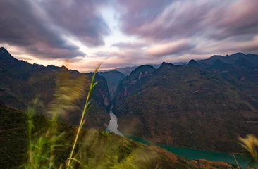 Foto op Plexiglas The alley of the Nho Que river. A famous river located in Ha Giang Vietnam is jade green © Moon Cactus