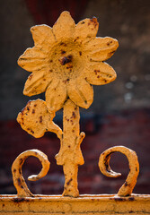 Gelbe Metallblume