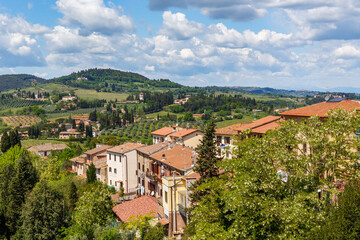 Fototapeta na wymiar View of an Italian rolling landscape from a city