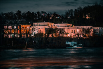 Fototapeta premium Haus am Wasser bei Nacht
