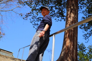 階段を登る　シニア男性　運動スポーツ