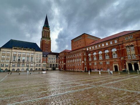 Rathaus und Rathausplatz sowie Opernhaus in Kiel (Schleswig-Holstein)