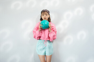 カラフルなフィットネスウェアを着た若い女性のファッションポートレート