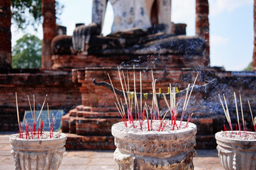 Traditional incense aroma sticks in thai buddhist temple - obrazy, fototapety, plakaty