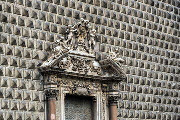 Façade sculptée d'un monument de Naples