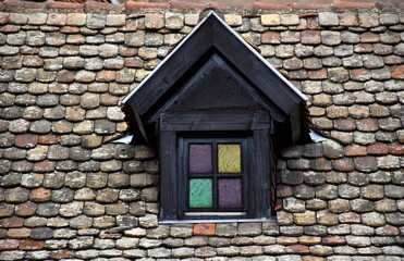 Dachgaube mit buntem Fenster