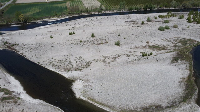 Il drone in un video 4k mostra il letto del fiume Po in Italia, Europa, a secco d'acqua. Il fiume &egrave; quasi prosciugato dalla siccit&agrave; ed il suo corso &egrave; ormai diventato un'isola di sabbia - foto 02