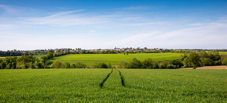 Paysage de campagne au printemps dans les champs de France. © Thierry RYO