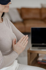 Naklejka premium Frau sitzt auf Stuhl und macht eine Entspannungsübung