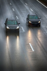Prędkość w czasie deszczu duża samochodu na autostradzie. - obrazy, fototapety, plakaty