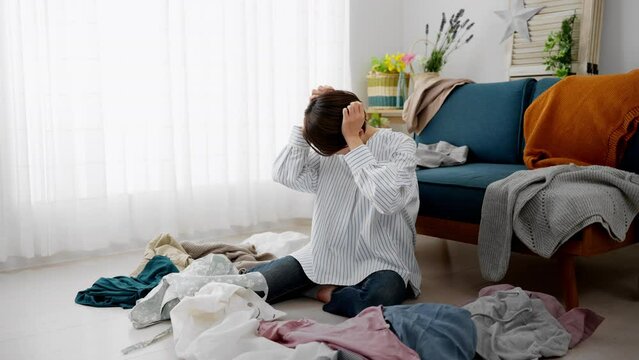 片付けができない若い女性　ライフスタイルイメージ