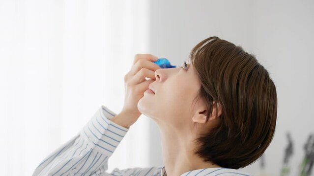 眼薬をうつ若い女性　花粉症イメージ