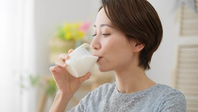 牛乳を飲む若い女性　ビジネスイメージ	