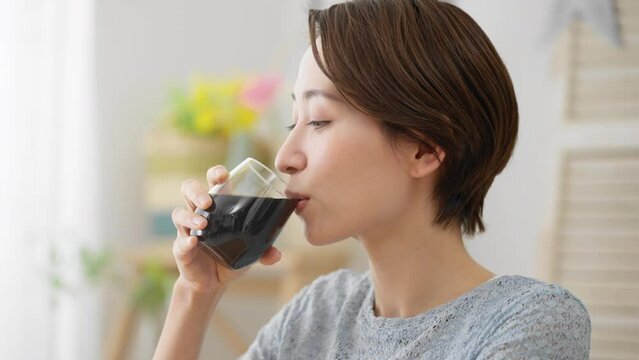 コーヒーを飲む若い女性　飲食イメージ	
