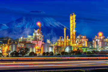 Fototapeta na wymiar Oil refinery factory in Japan with Fuji mountain background