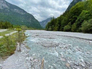 Ein idyllisches Paradies: Die majestätische Pracht des Flusses am Königssee auf der malerischen...