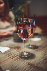 Wildberry Lillet mit frischer Minze