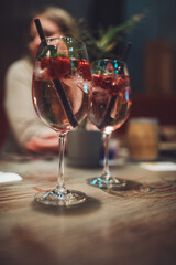 Wildberry Lillet mit frischer Minze
