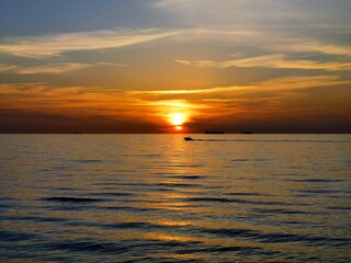 Sonnenuntergang mit Schiff