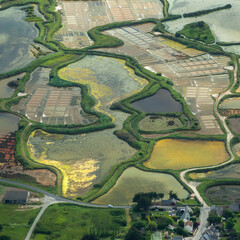 vue aérienne des salines de Guérande en France 