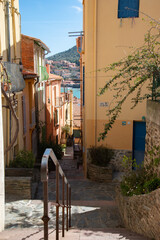 des façades colorées, un escalier et un rue en pente à Collioure