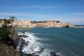Fototapeta na wymiar la falaise et la mer à Collioure