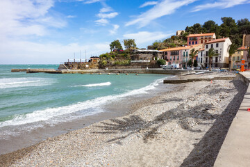 une des plages de Collioure avec l'ombre des palmiers