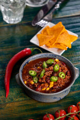 chili con carne with nachos